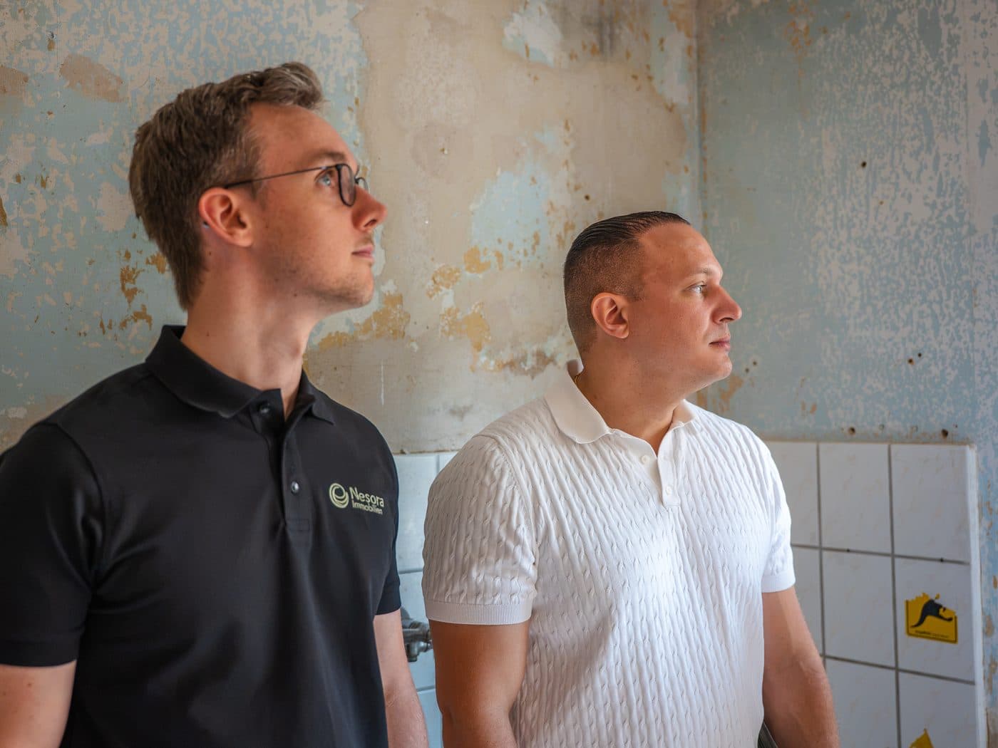 Besichtigung vor Ort: das Nesora-Team begutachtet eine unsanierte Wohnung